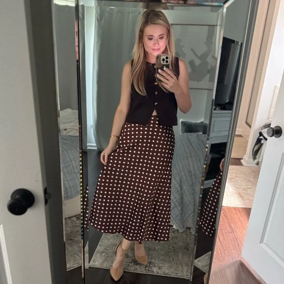 Old Money Solid Brown Sleeveless Button Down Top with Gold Buttons - Picture 7 of 8